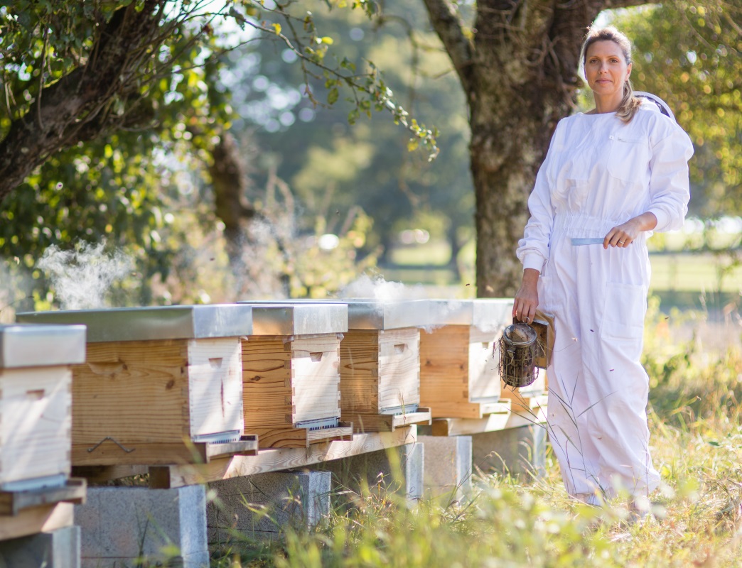 Stéphanie Vuadens créatrice des miels de Genève