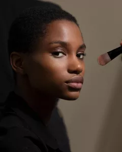 La couleur de l’année 2024 convient-elle à toutes les peaux?