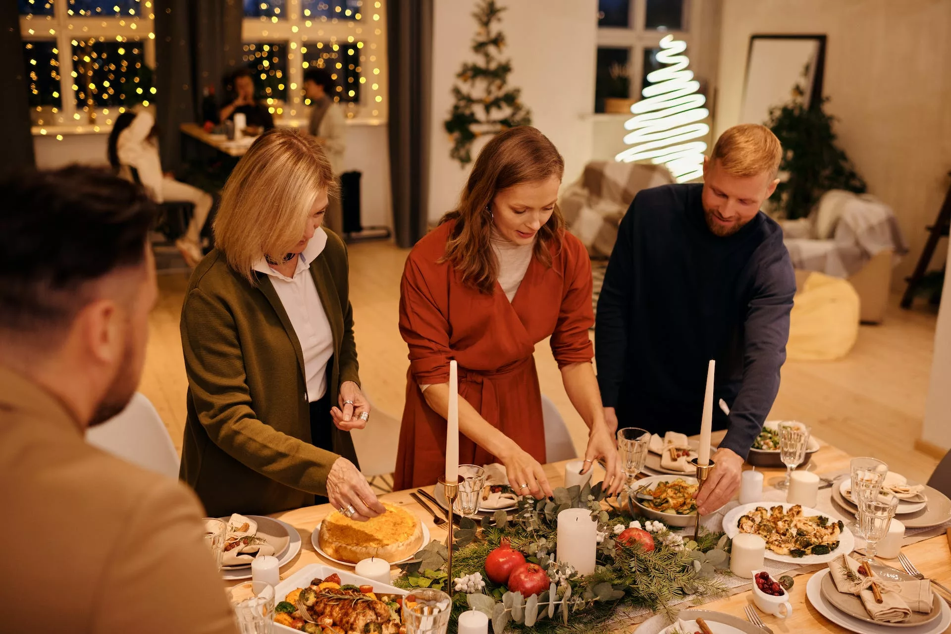 Une famille et des amis préparant le dîner de Noël.