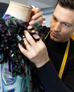 Le couturier suisse Kevin Germanier marque l’histoire de LVMH