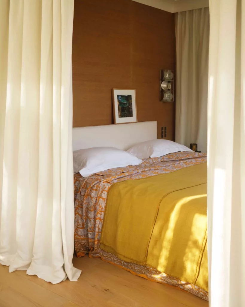 four poster bed with curtains
