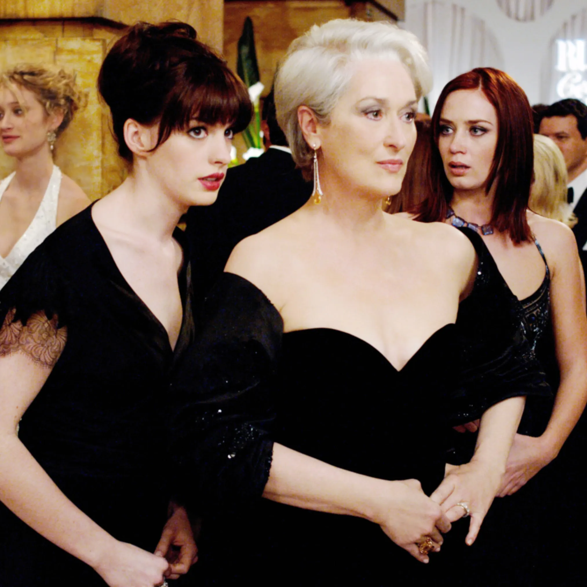 Anne Hathaway (gauche) et Meryl Streep (droite) dans Le diable s'habille en Prada (2006).