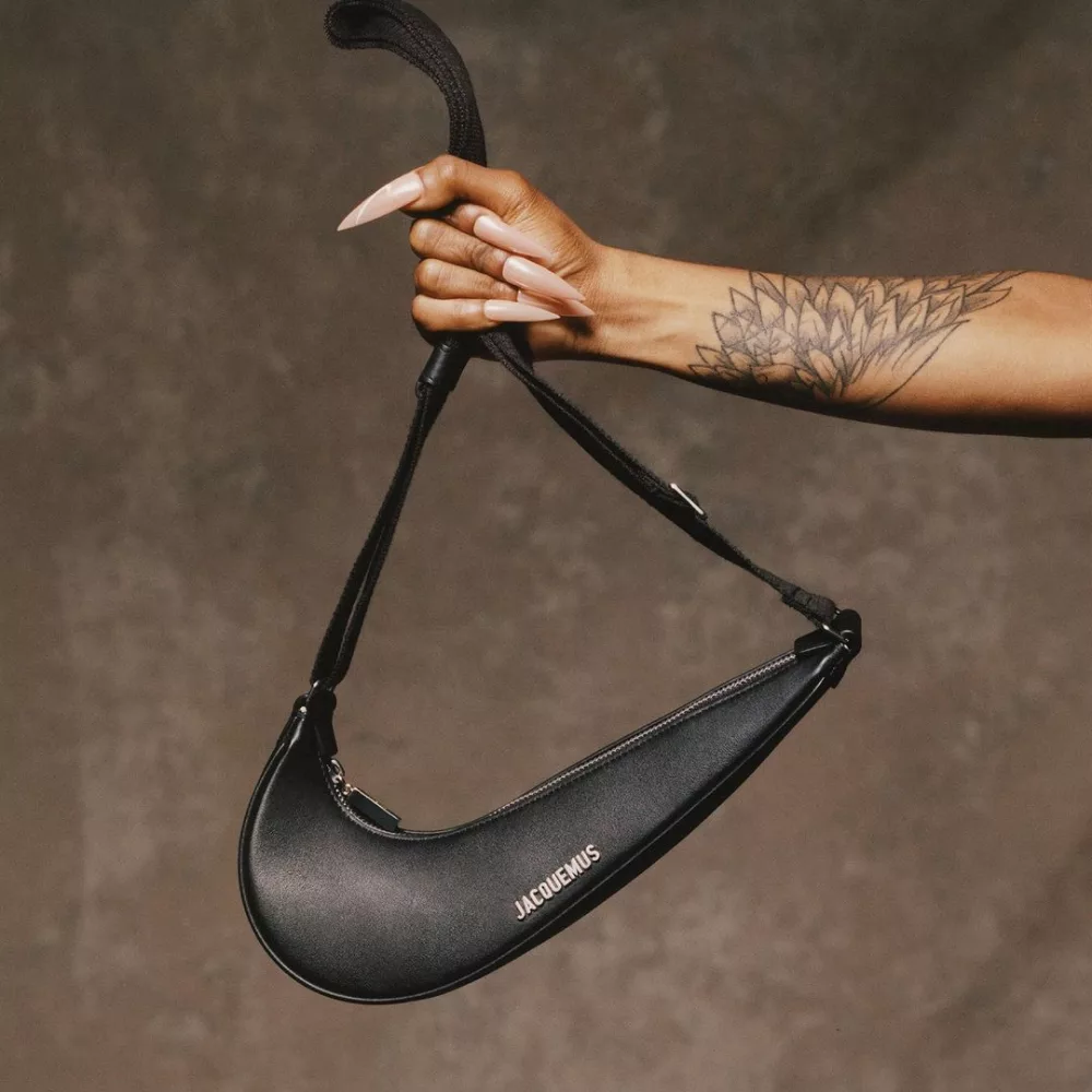 Jacquemus et Nike dévoilent un nouveau sac, « le Swoosh bag »