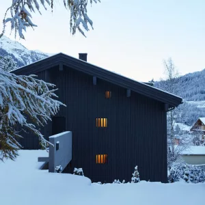 Un chalet suisse se réinvente en temple du cosy et du raffinement