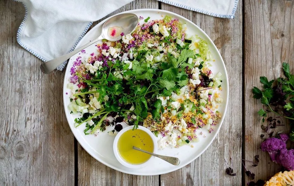 Cette salade de taboulé de chou-fleur et feta fait partie de nos recettes de salades faciles et saines pour l'automne