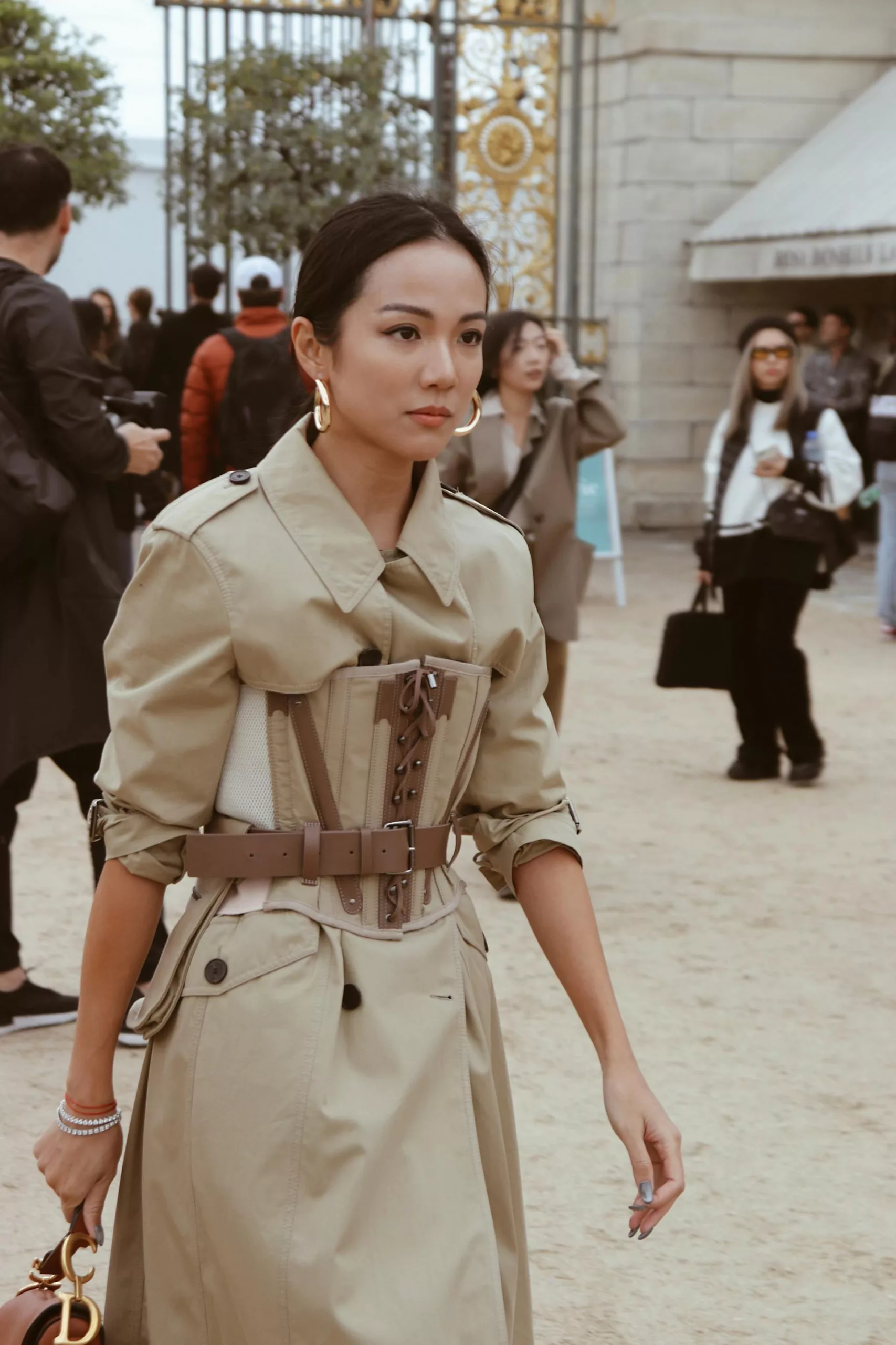 Une femme asiatique portant un trench coat manteau beige
