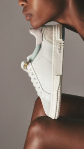 Bicarbonate, dentifrice, machine? Comment (vraiment bien) nettoyer ses baskets blanches