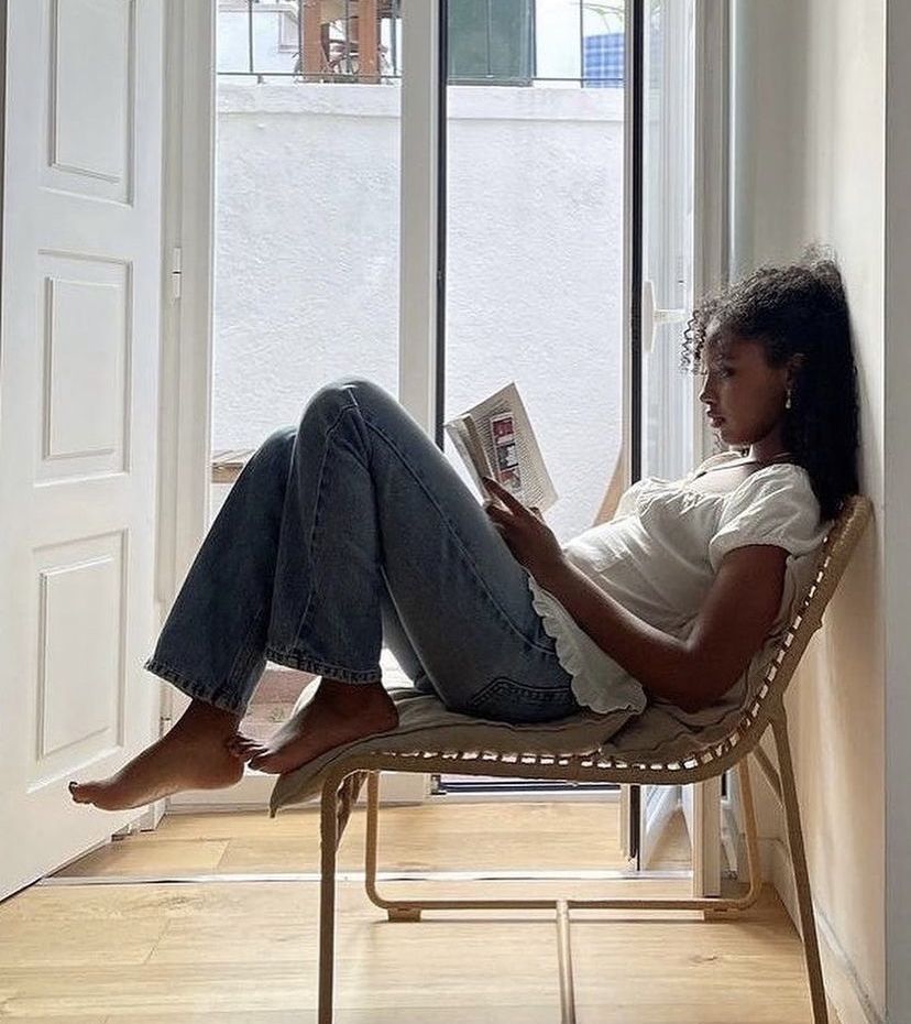 Femme noire qui lit un livre