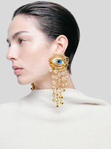 Comment l’or peut sublimer votre tenue estivale