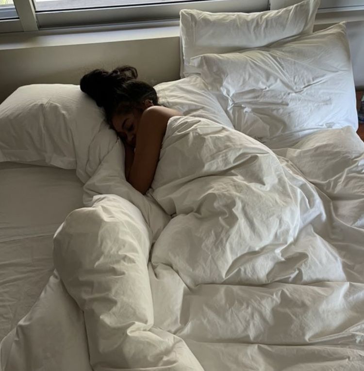 Une femme noire qui dort.