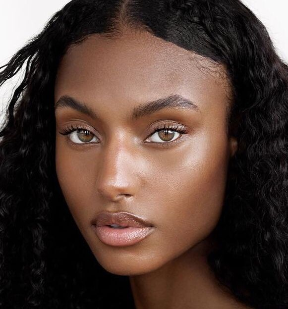 Femme noire avec peau naturelle
