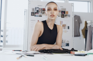 La célèbre chanteuse FKA Twigs va créer des vêtements pour la marque suisse On