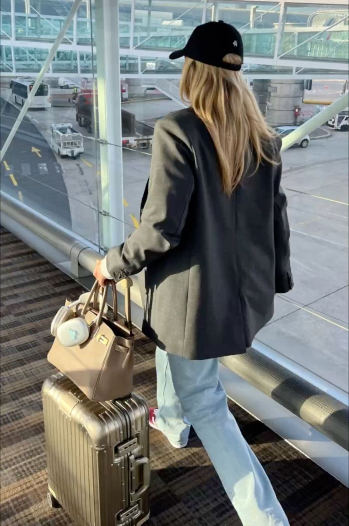 Une femme avec une valise à l'aéroport