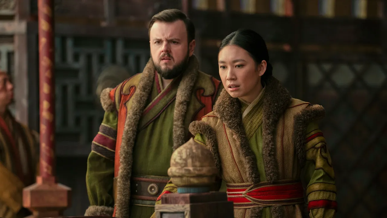 John Bradley dans le rôle de Jack Rooney (gauche) et Jess Hong dans le rôle de Jin Cheng (droite) dans la saison 1 de Le problème à trois corps. ©Courtesy of Netflix