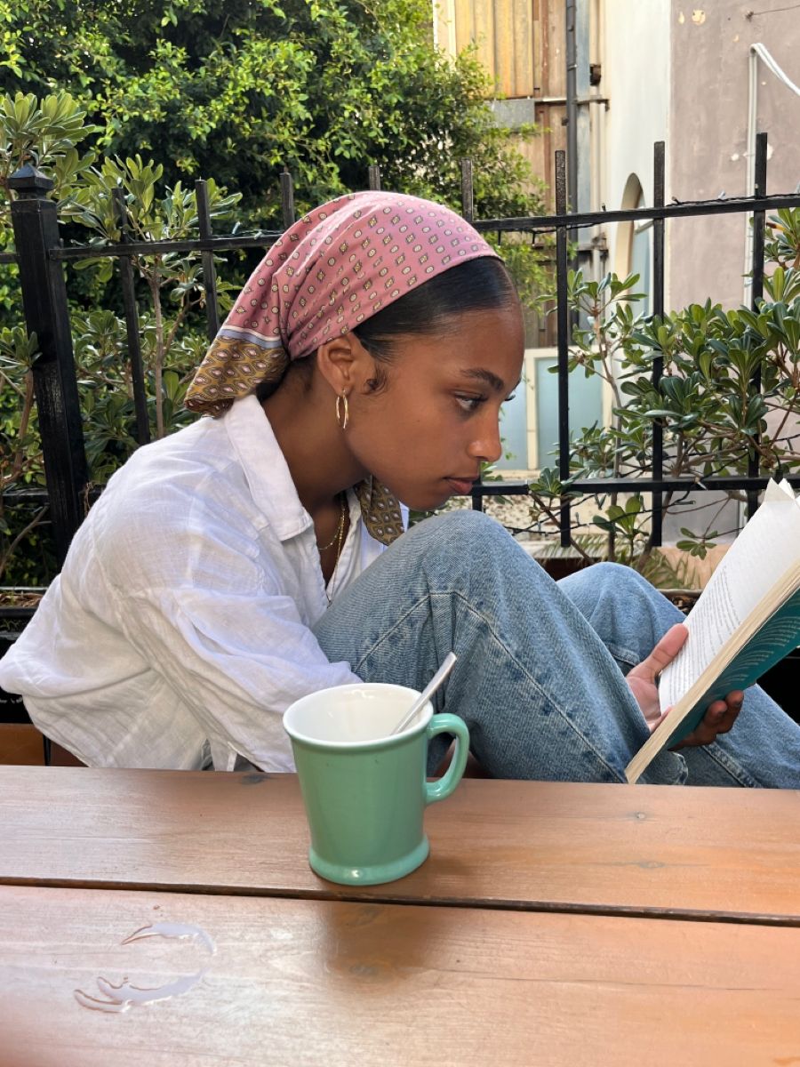 Une femme noire qui lit un livre