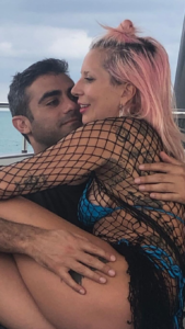 Lady Gaga, fiancée: qui est l’homme « ordinaire » qui partage sa vie?