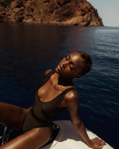 Pourquoi de plus en plus de femmes noires utilisent de l’autobronzant