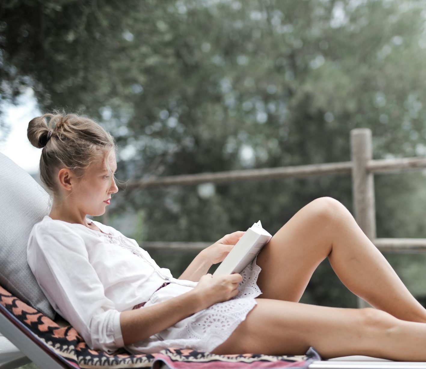 Femme blanche blonde qui lit un livre