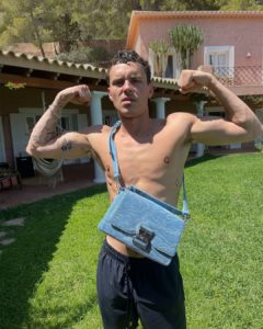 La star de la série « Elite », Arón Piper, séduite par la marque suisse Evanbenjamin