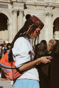 5 essentiels mode pour les voyageurs en solo