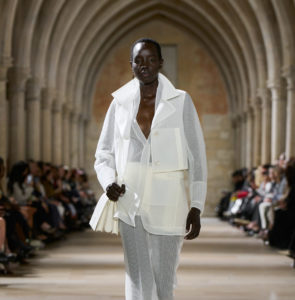 La maison suisse Akris expose pour la première fois son succès mondial au cinéma