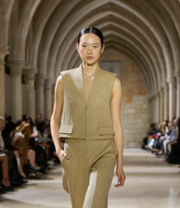 Pragmatique et élégante: la mode estivale d’Akris pour les femmes en mouvement