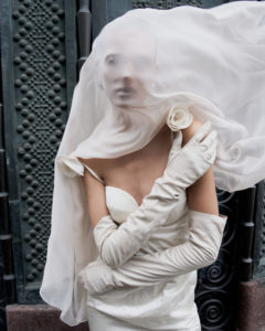 De l’ivoire, de la broderie et de la poésie: l’été 2025 imaginé par Magda Butrym