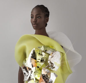 Cette robe de la Sino-suisse Ying Gao s&rsquo;anime dès que l&rsquo;on pose les yeux sur elle