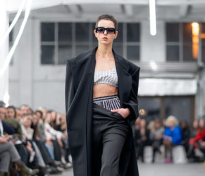 Avec ce défilé, Evanbenjamin marie la mode suisse et parisienne sous le signe de l’élégance