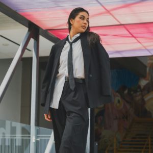 Pourquoi les femmes élégantes échangent leurs nœuds contre des cravates