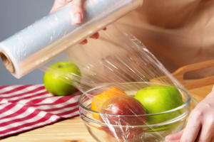 Ce geste à éviter avec le film alimentaire