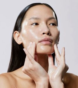 Crème solaire tous les jours: une tendance risquée, selon les experts