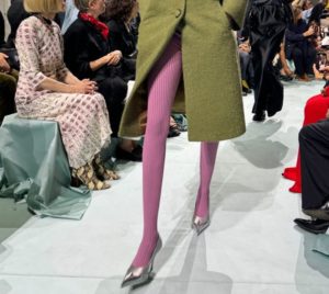 Collants colorés : Prada l’a validé, voici comment les porter dès maintenant