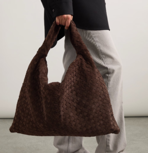 Sac hobo en daim: 16 idées pour plonger dans la tendance 2025