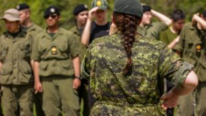 Armée: la journée d’informations pourrait devenir obligatoire pour les Suissesses