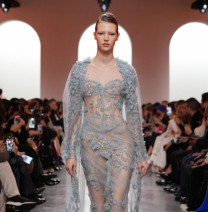 Elie Saab introduit une matière inattendue dans sa collection couture 2025