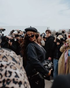 Paris Fashion Week 2025 : Stars, glamour et looks iconiques !