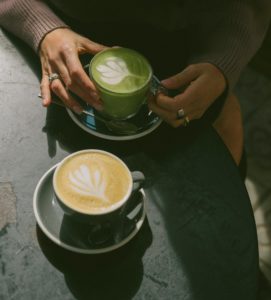 Matcha VS café : quelle boisson booste réellement votre énergie ?
