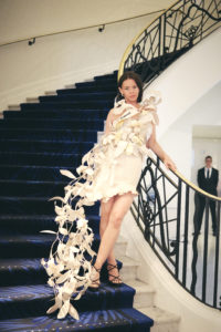 Une robe suisse entièrement faite en papier éblouit le Festival de Cannes 2025