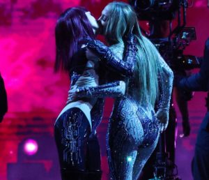 Jennifer Lopez enflamme les American Music Awards 2025 avec ce triple baiser