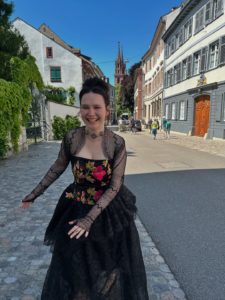 Zoë Më sublime l&rsquo;Eurovision avec une robe qui encense le folklore suisse