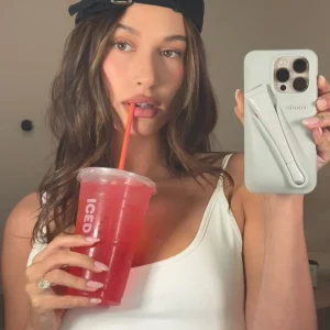 Hailey Bieber succombe aux « Ice Cream Nails », la manucure la plus cool de l’été