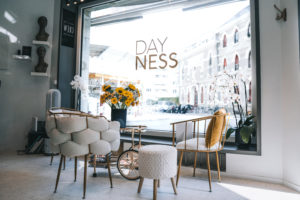 A Genève, Day Ness révèle la beauté des femmes grâce aux trésors du Sénégal