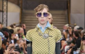 Avoir l’air de s’être habillé dans le noir: la nouvelle tendance de l’été 2025