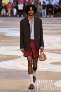 Chez Louis Vuitton, le sac pour hommes : vers la fin d’un tabou ?