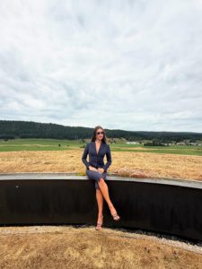 Hailey Bieber se photographie en pleine nature vaudoise