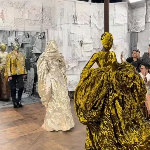 Pourquoi les mannequins du défilé haute couture Maison Margiela portaient-ils tous un masque ?