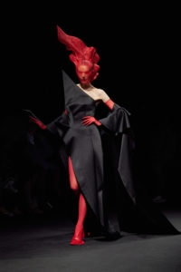 Pour son nouveau défilé Haute couture, Robert Wun réinvente le rituel du vêtement