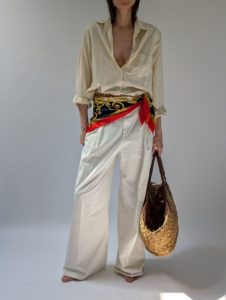 Tendance de l’été : le foulard se porte désormais à la taille