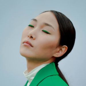 Cheveux plats : l’astuce pour leur donner du volume en 5 minutes